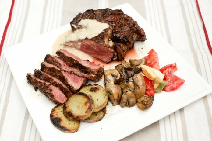 Rib eye de bison au poivre grillé, sauce crème, Jack Daniel’s