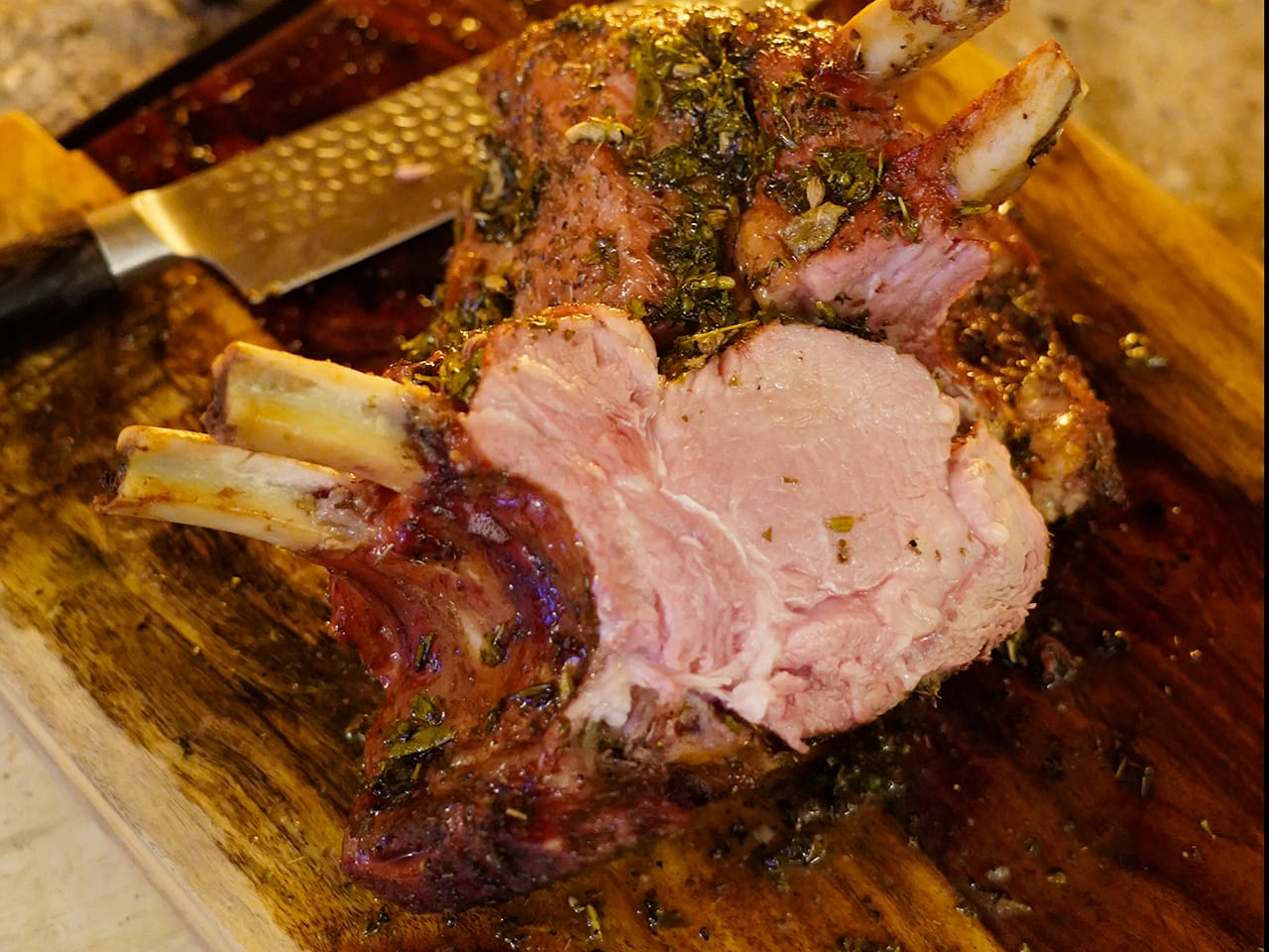 Carré de côtes de veau fumé, glacé au miel, au thym et à la sauge