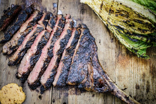 Tomahawk grillé au barbecue, beurre Smokehouse