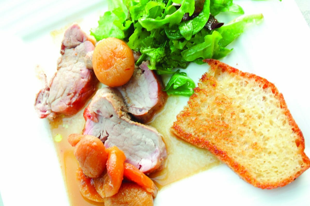 Filet pur de porc à l'abricot sur planche de cèdre au barbecue