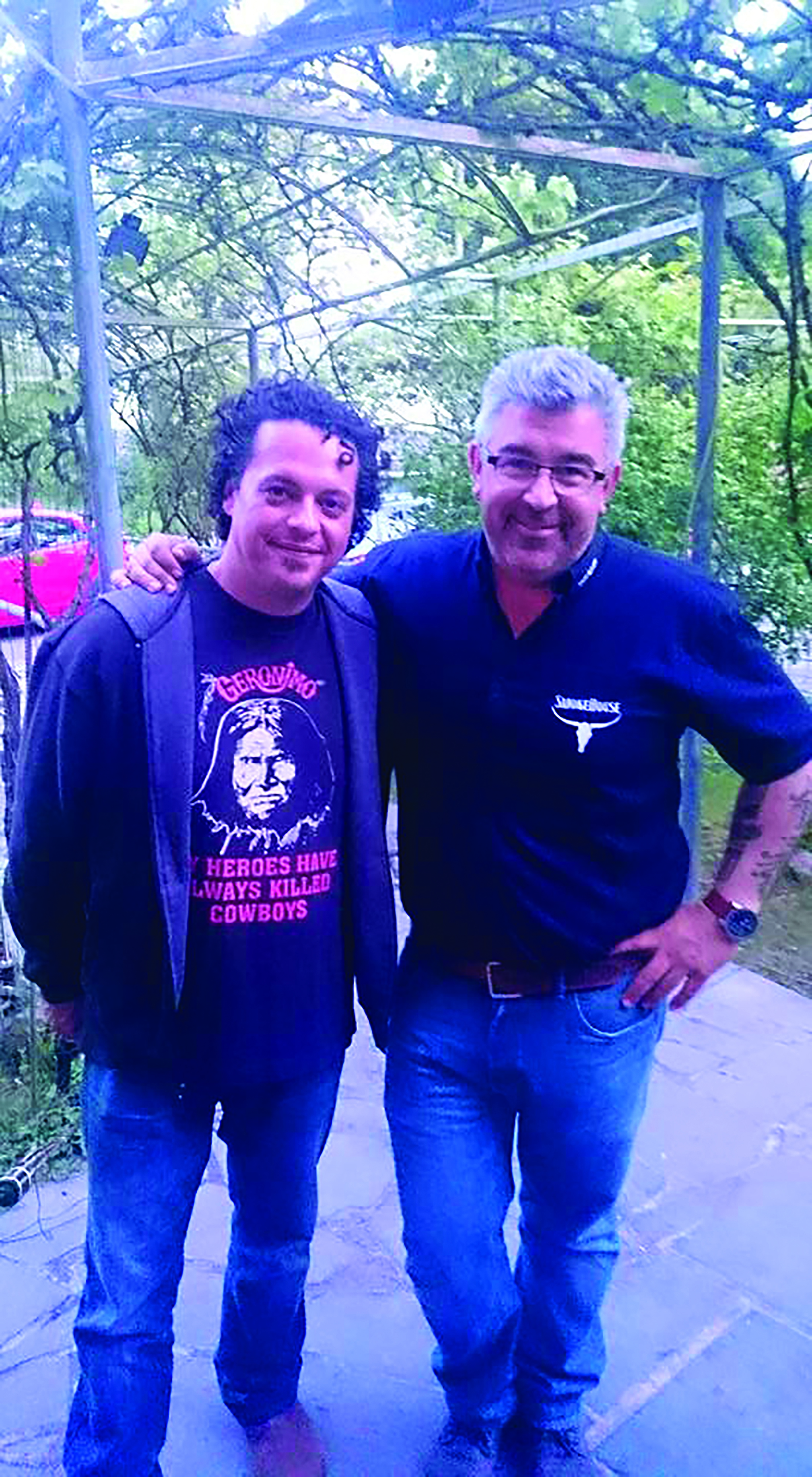 Mike Herrero et Rohan devant le parking d'un restaurant Smokehouse