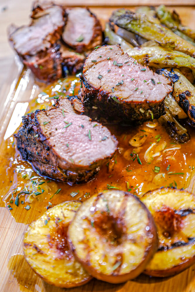 Filet pur de porc grillé, pêches et romarin