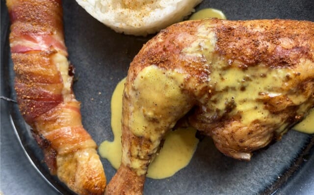 Poulet fumé au barbecue sauce curry, bananes au bacon