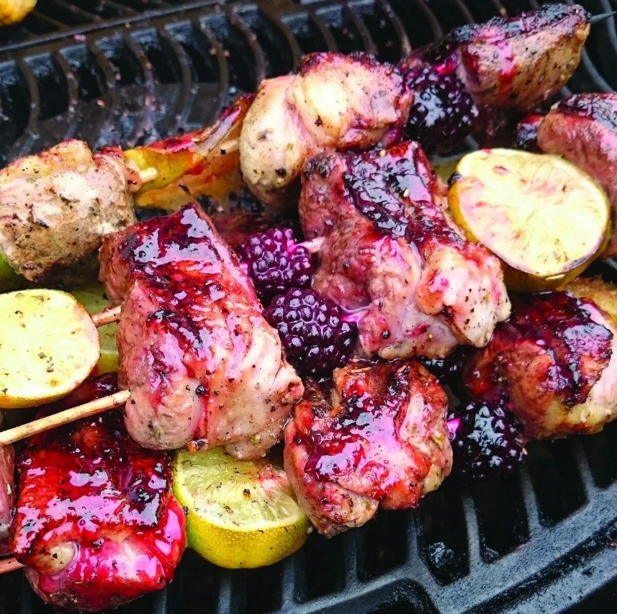Brochette de magret de canard, mûres et citron vert
