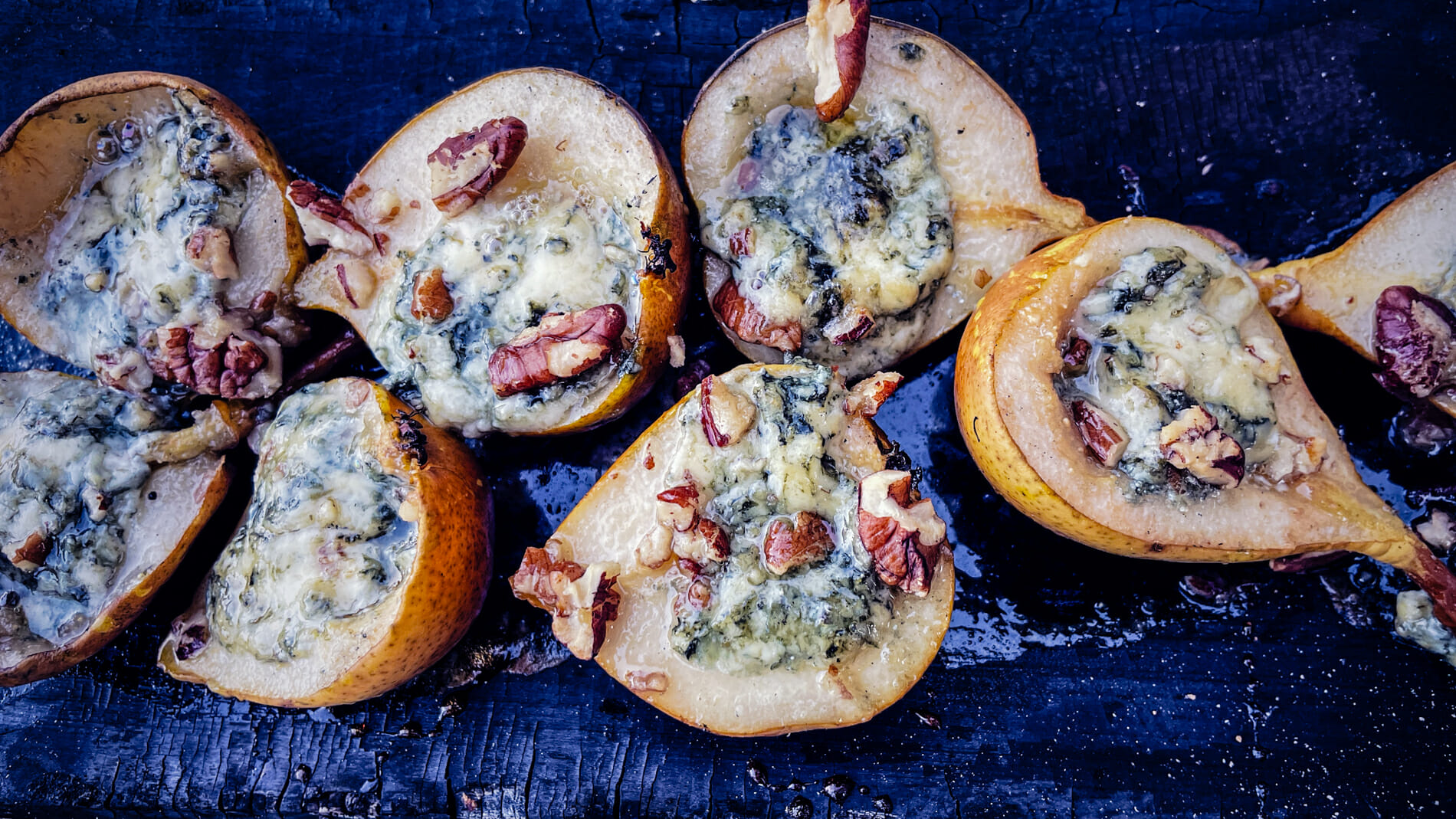 Poires farcies au fromage bleu, miel et pécans, sur planche de cèdre