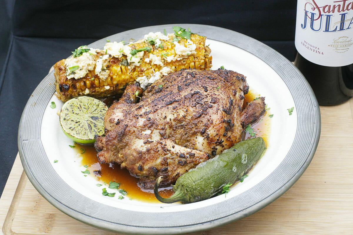 Coquelets en croûte de cumin et feta rôtie. Sauce ail et mangue, maïs tex-mex