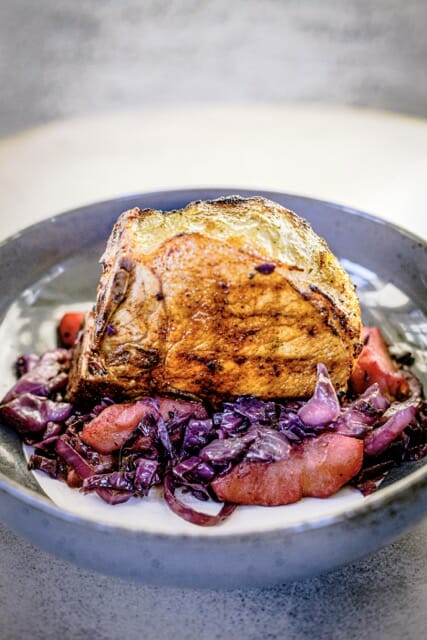Côte de porc grillée au barbecue, chou rouge aux pommes