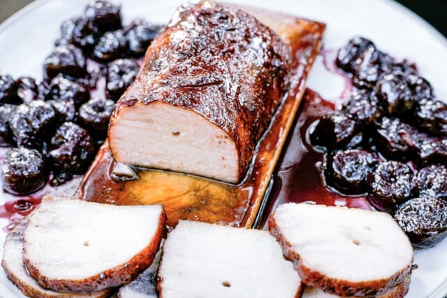 Filet de porc grillé au barbecue sur planche de cèdre à la cerise noire