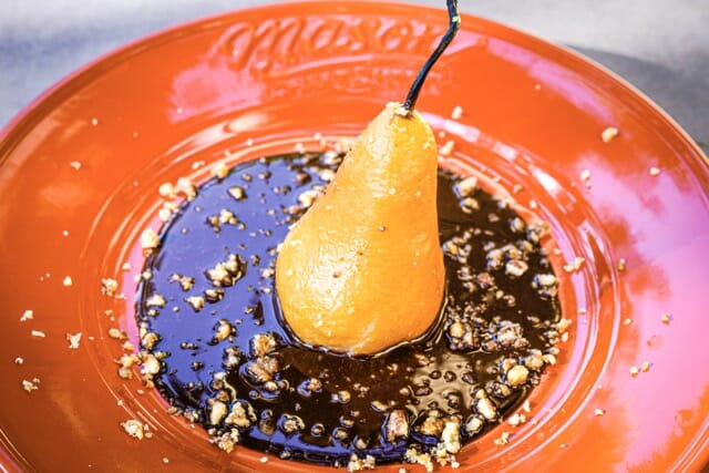 Poire caramélisée au barbecue, chocolat