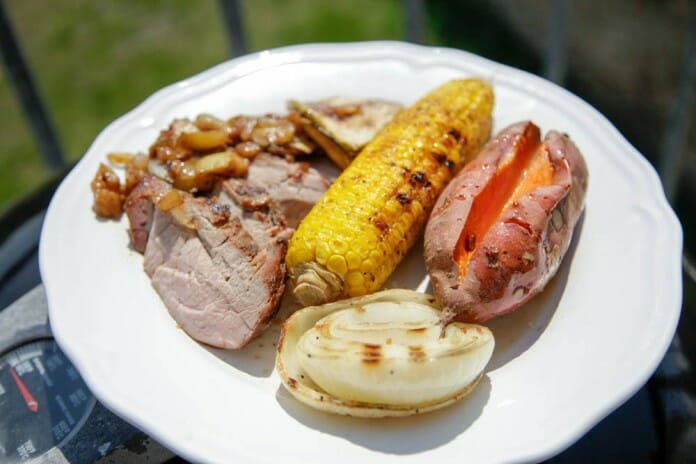 Filet pur de porc mariné et fumé, pommes caramélisées.