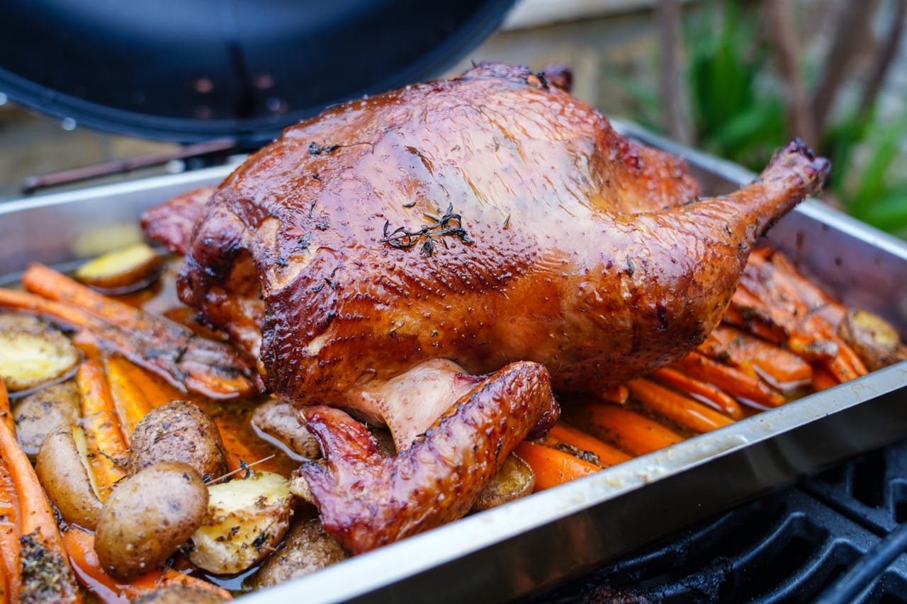 Poulet farci fumé au barbecue, beurre à l'érable