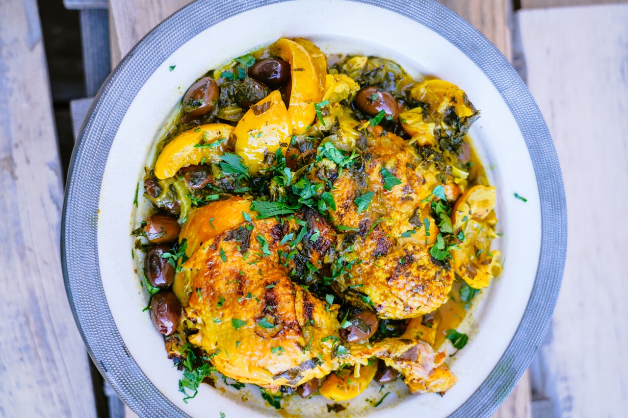 Tajine de poulet aux citrons confits et aux olives au barbecue