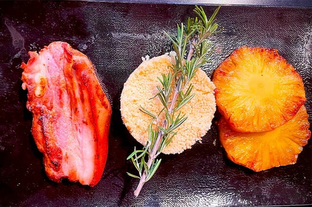 Lard et ananas flambés au Fireball à la plancha