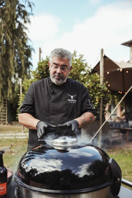 Chef Rohan au-dessus du Napoleon Pro22 en train d'expliquer les fonctionnalités