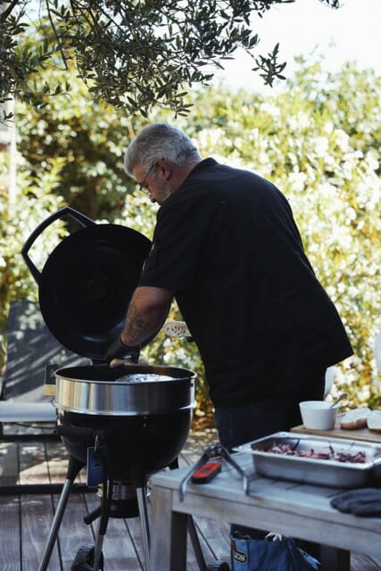 Chef Rohan de dos en train de cuisiner sur le BBQ Napoleon Pro22