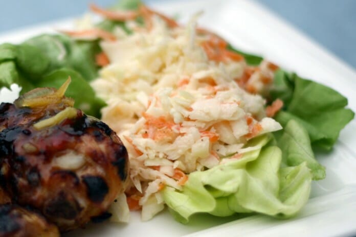 une portion de cole slaw sur une feuille de salade
