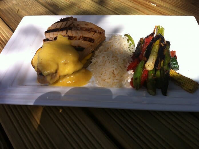 Filet de thon rouge grillé, nappé de sauce à la mangue, riz blanc, asperges et légumes grillés