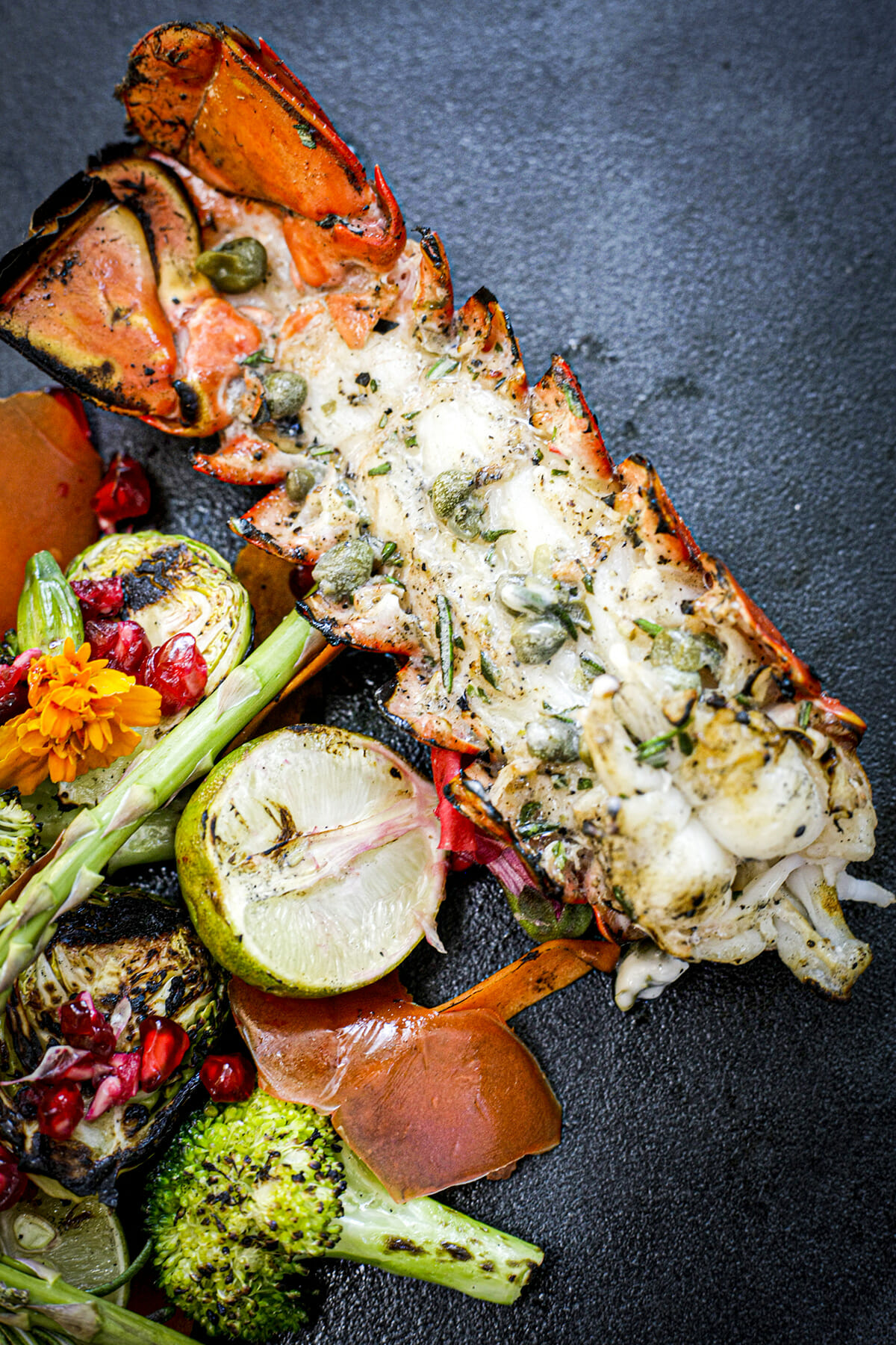 Queue de homard grillée, beurre aux câpres
