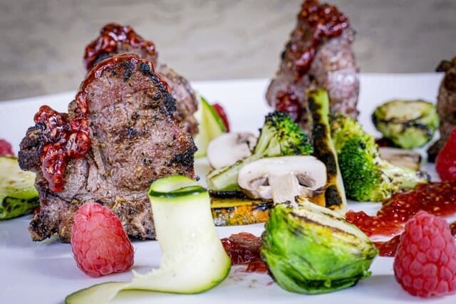 Côtes d'agneau grillées au miel et vinaigre de framboise