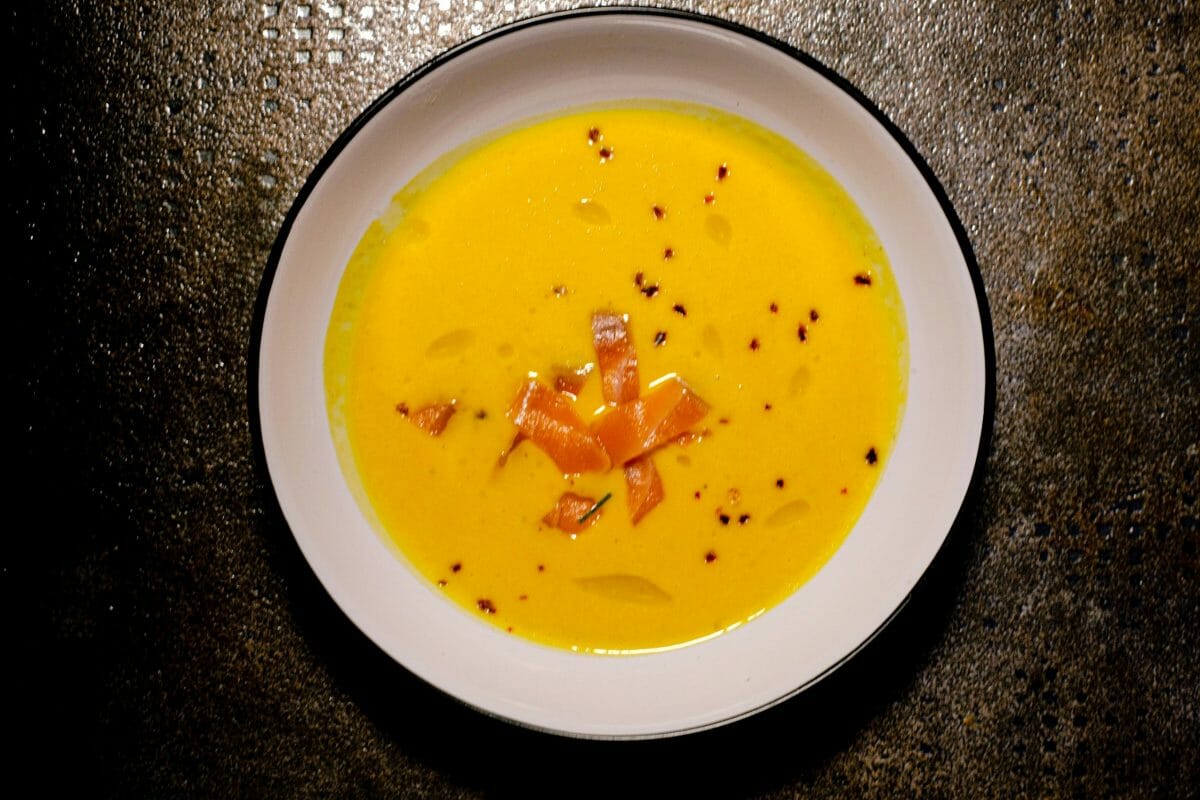 Crème de butternut et coco, saumon fumé