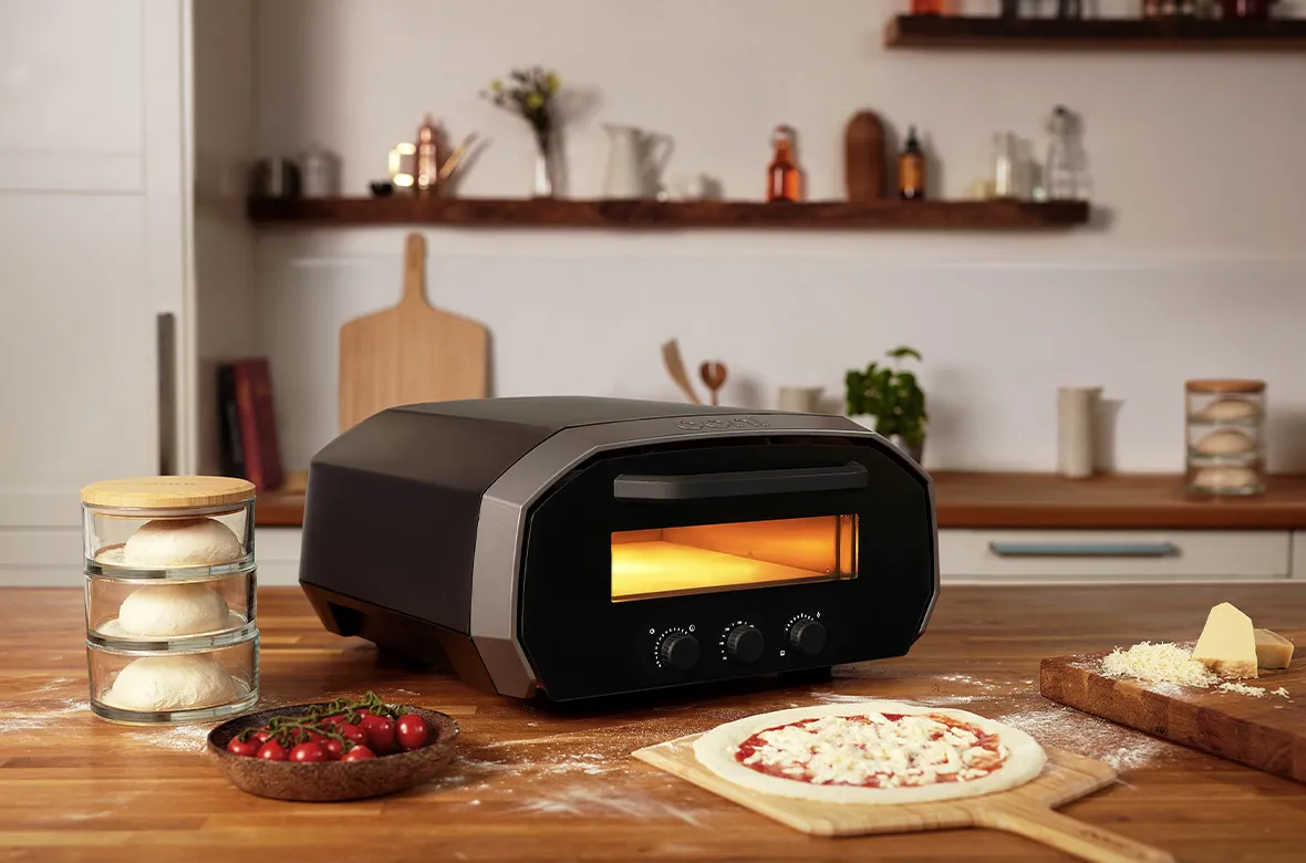 Le four à pizza électrique Ooni Volt 12 est disponible pour une utilisation intérieure ou extérieure