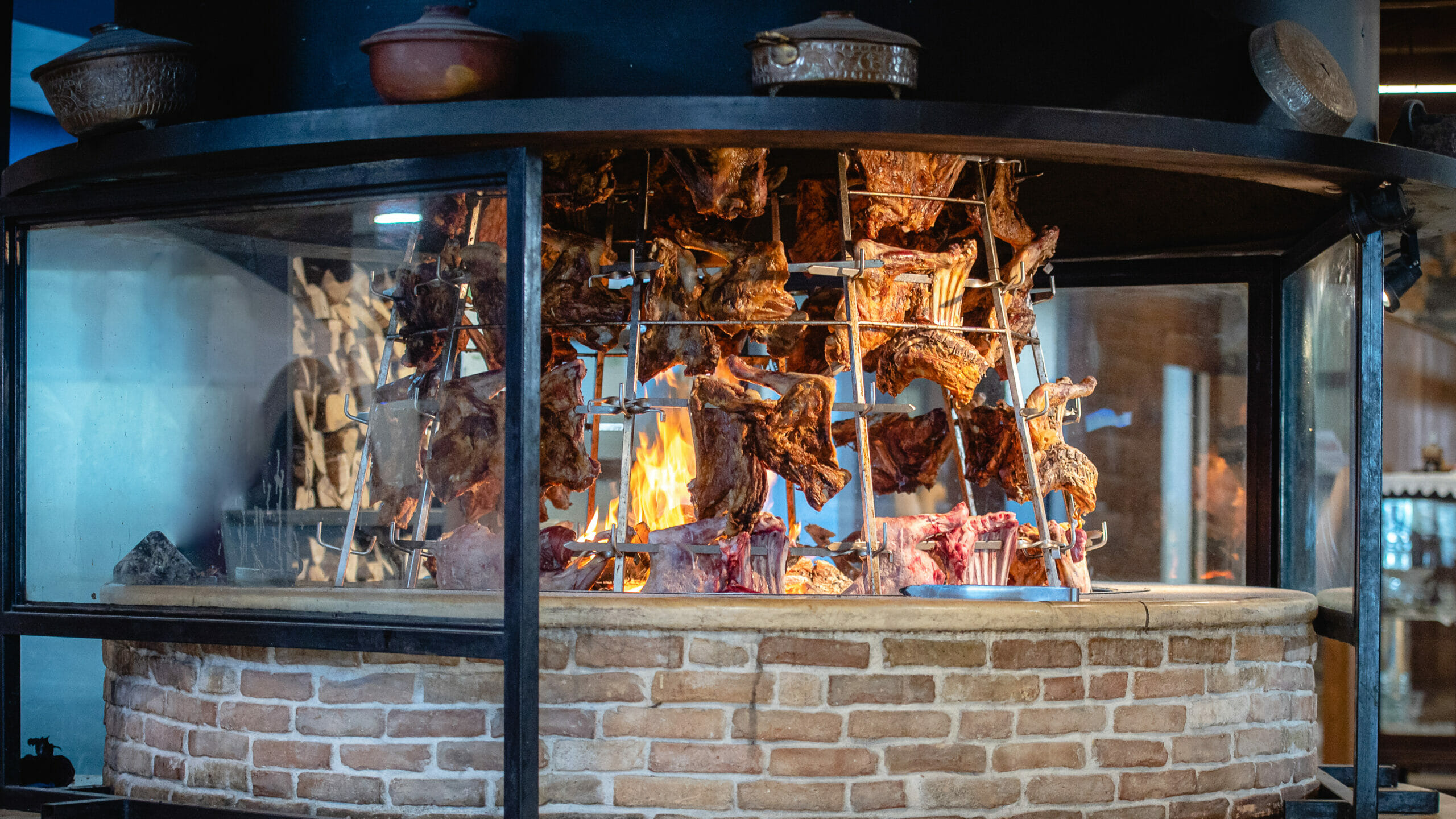 "Antikristo : la technique ancestrale de cuisson de la viande face au feu en Grèce"