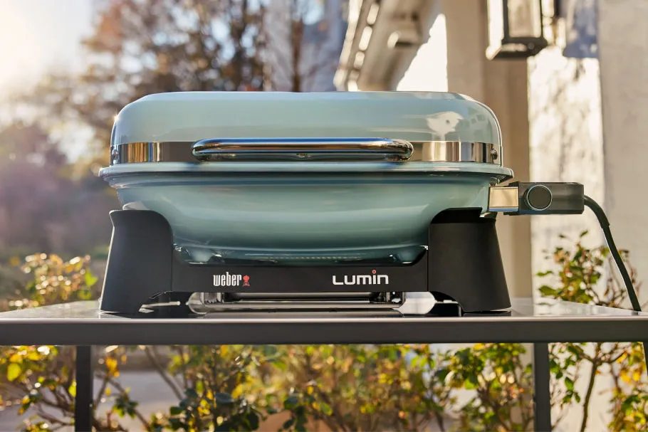 Weber sort le Lumin, un BBQ électrique portable prévu pour fumer.