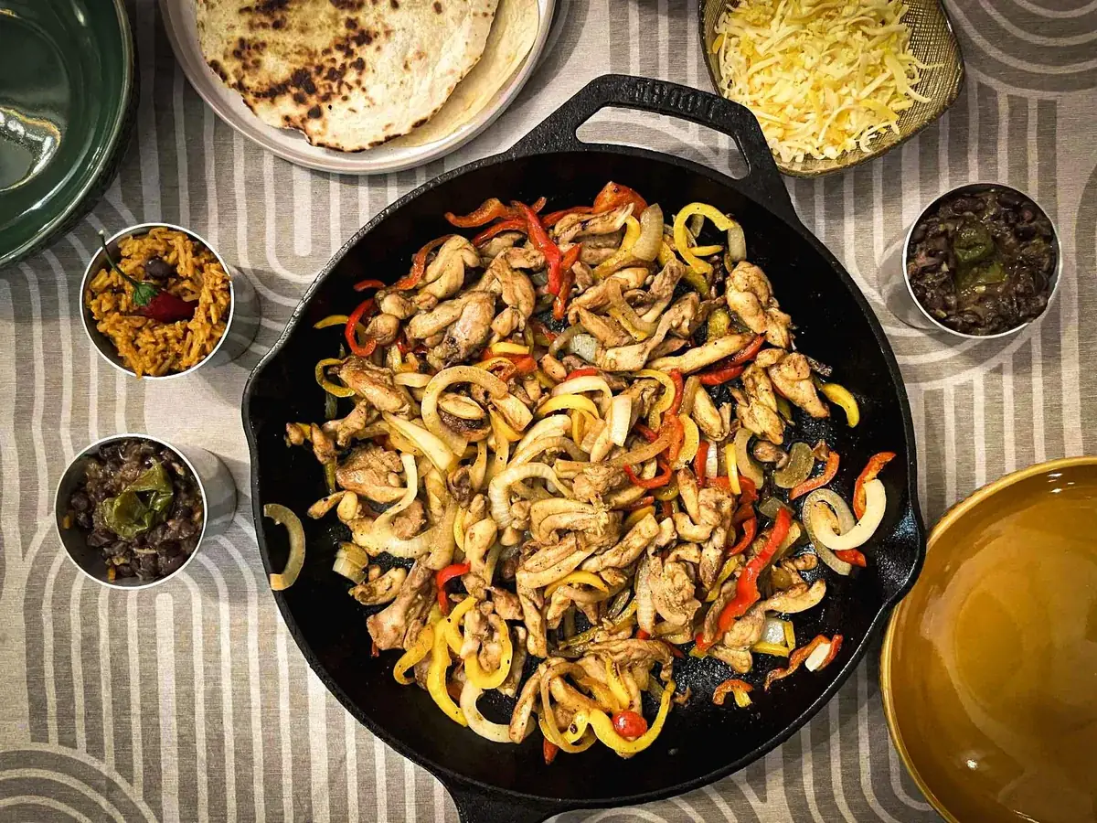 Fajitas de poulet, riz mexicain et refried black beans