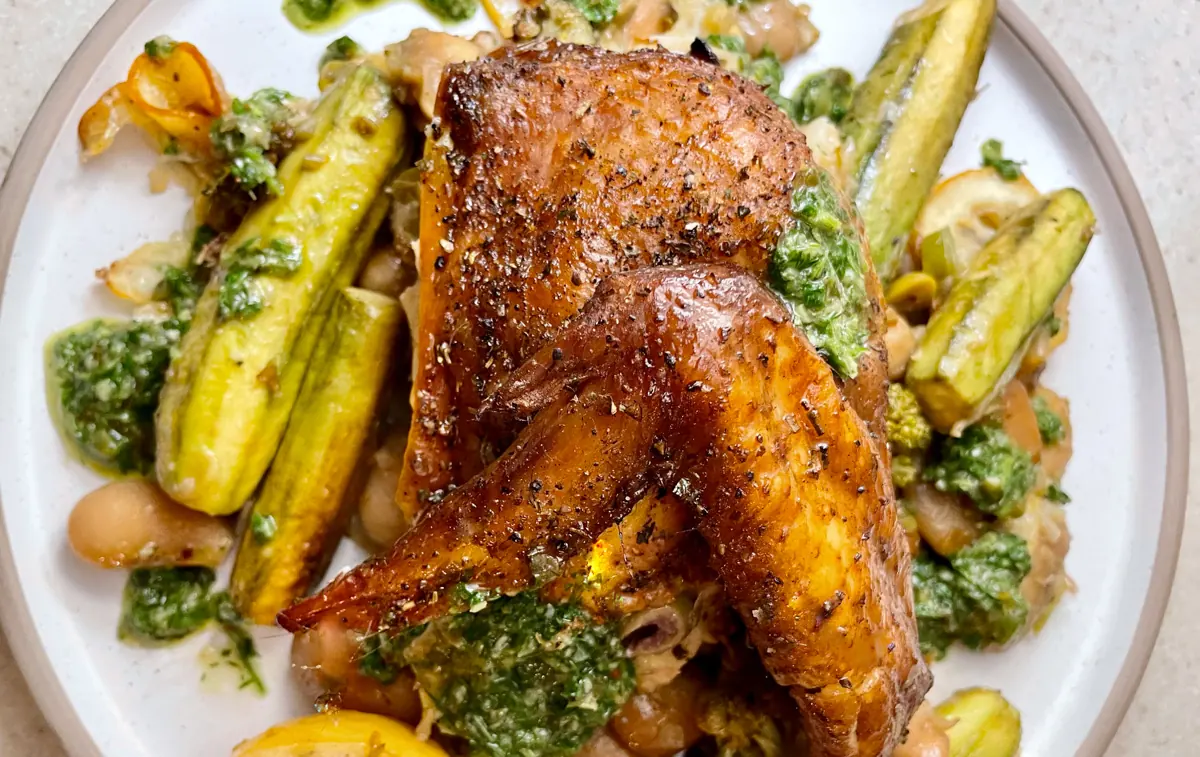 Poulet rôti et fumé, haricots butter et jeunes légumes verts, salsa verde